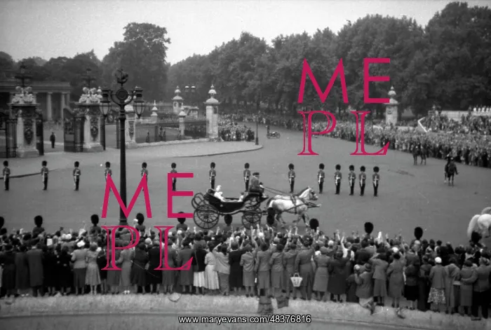 : Trooping the Colour - Queen Victoria Memorial : Trooping the Colour - Queen Victoria Memorial