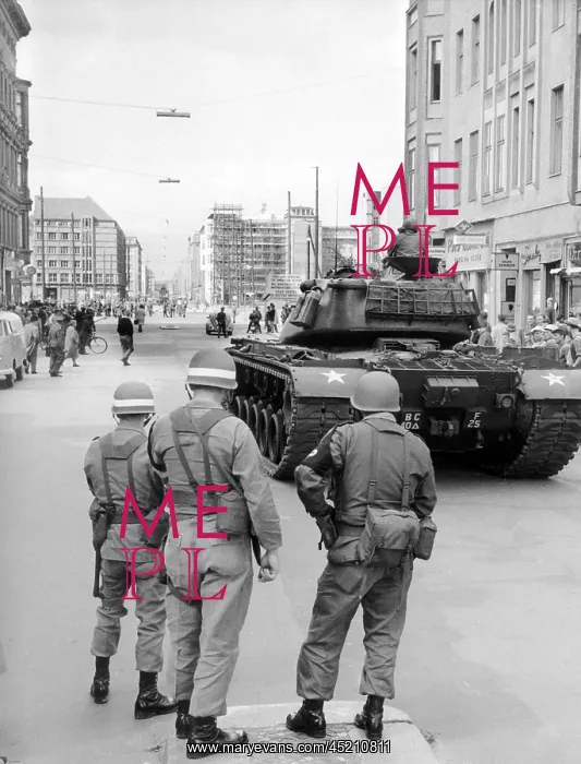 : Troops of US army at border crossing point Friedrichstrasse : Troops of US army at border crossing point Friedrichstrasse