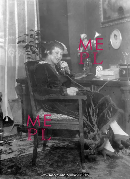 : Trude Hesterberg in her apartment, 1917 : Trude Hesterberg in her apartment, 1917