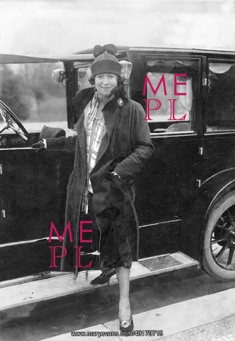 : Trude Hesterberg in front of her car, 1925 : Trude Hesterberg in front of her car, 1925