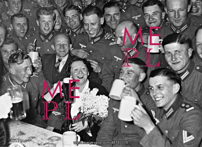 : Trude Hesterberg with soldiers, 1936 : Trude Hesterberg with soldiers, 1936