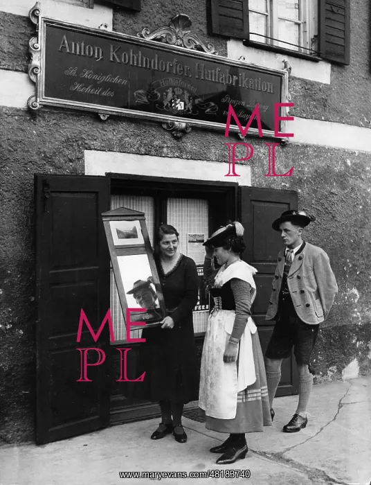: Trying on hats in Miesbach, 1945 : Trying on hats in Miesbach, 1945