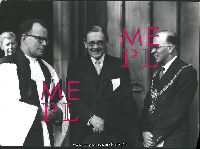 : Ts Eliot, poet, at Shakespeare service, Southwark Cathedral : Ts Eliot, poet, at Shakespeare service, Southwark Cathedral