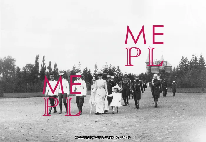: Tsar Nicholas II Walking With Large Entourage : Tsar Nicholas II Walking With Large Entourage