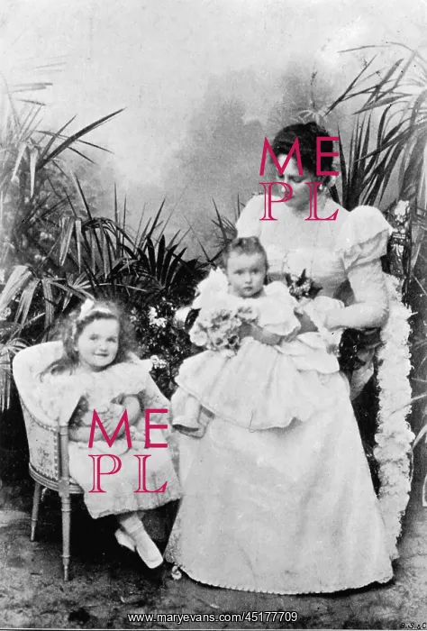 : The Tsaritsa Alexandra with her two eldest daughters : The Tsaritsa Alexandra with her two eldest daughters