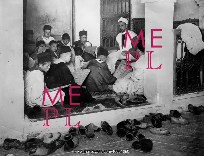 : Tuition in a school in Morocco. Photograph. Around 1930 : Tuition in a school in Morocco. Photograph. Around 1930
