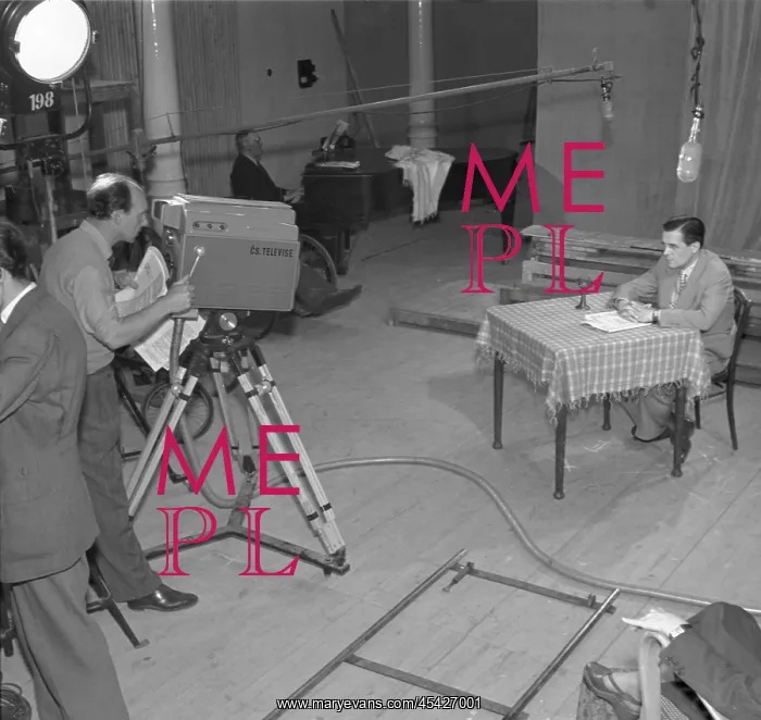  : TV - television - studio - camera - spotlight