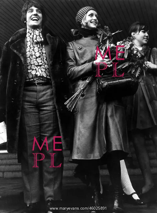  : Twiggy (b. 1949), British model, with Justin de Villeneuve, full length, 1968, birth name