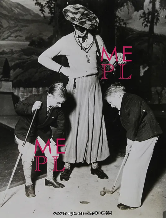 : 'Two Lilliputians with a caddy while : 'Two Lilliputians with a caddy while