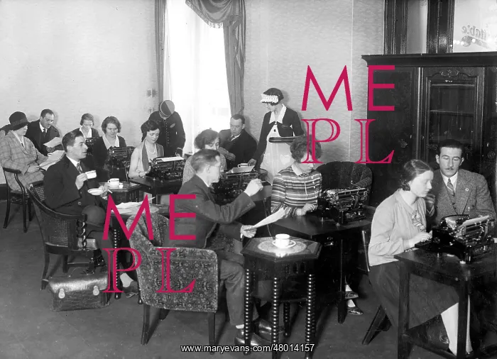  : Typewriter room in a Berlin cafe, 1929