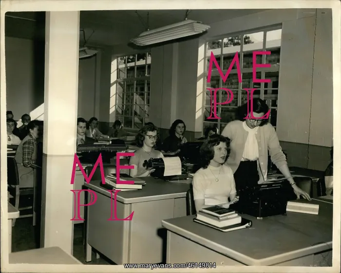 : Typewriting class, American school, Bushey Park, Twickenham : Typewriting class, American school, Bushey Park, Twickenham