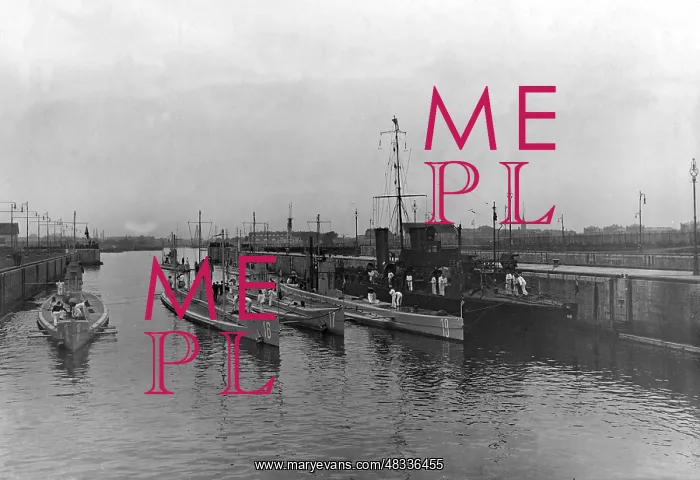 : U-Boots in the harbor, 1912 : U-Boots in the harbor, 1912