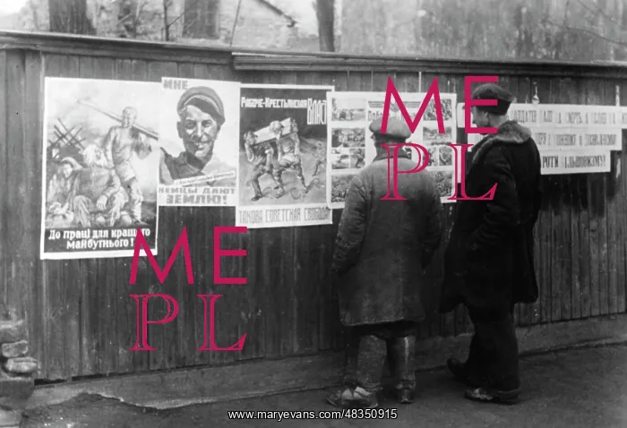 : Ukrainians in front of German propaganda posters, 1942 : Ukrainians in front of German propaganda posters, 1942