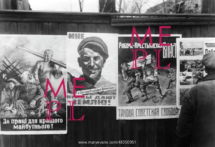 : Ukrainians in front of German propaganda posters, 1942 : Ukrainians in front of German propaganda posters, 1942