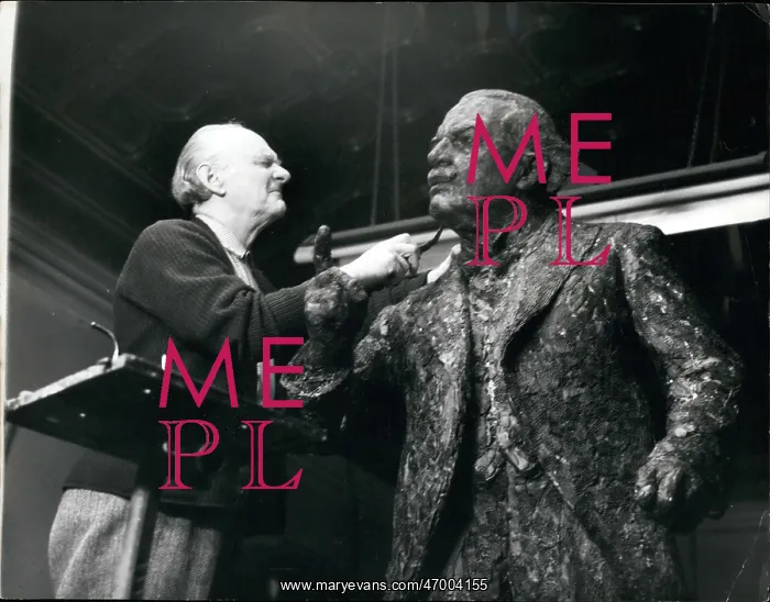 : Uli Nimptsch working on Lloyd George statue, London : Uli Nimptsch working on Lloyd George statue, London