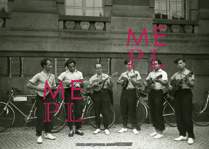 : Six unemployed men in front of the Friedenau : Six unemployed men in front of the Friedenau