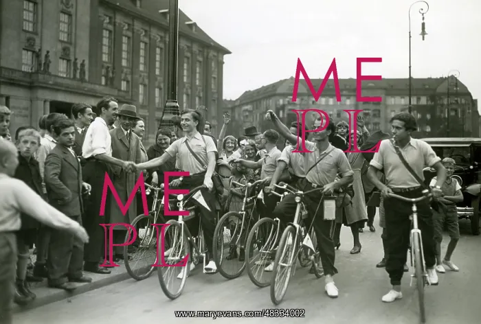 : The unemployed men before the Friedenau city : The unemployed men before the Friedenau city