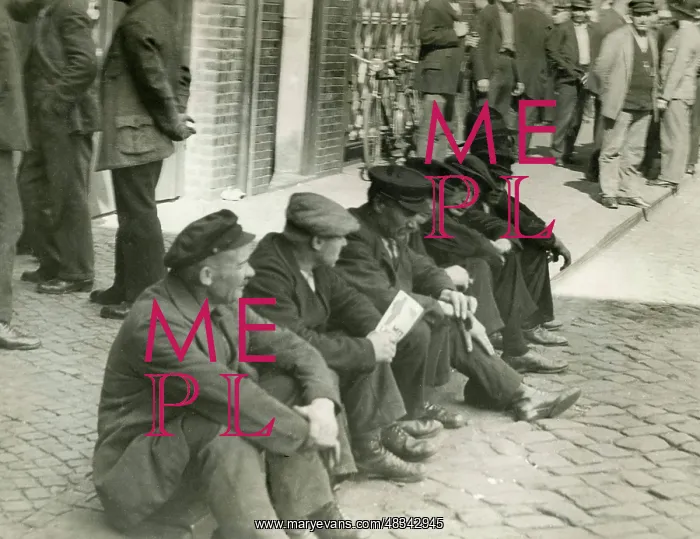  : Unemployed on the road, 1930