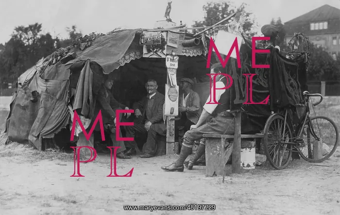 : Unemployed in a self-built temporary shelter, 1931 : Unemployed in a self-built temporary shelter, 1931
