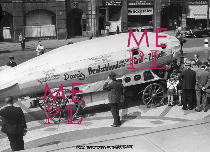 : Unemployed with a self-made zeppelin in Berlin, 1929-1932 : Unemployed with a self-made zeppelin in Berlin, 1929-1932