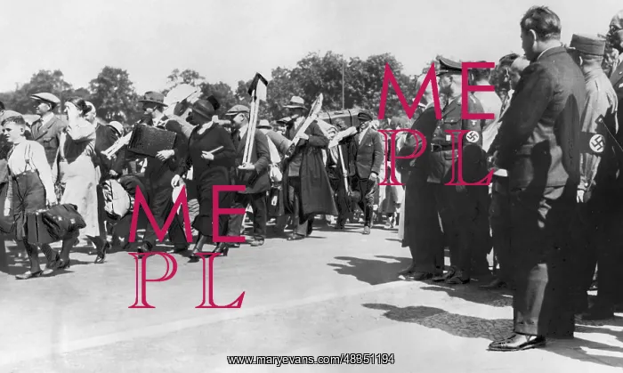 : Unemployed on the way to the Reichsarbeitsdienst : Unemployed on the way to the Reichsarbeitsdienst