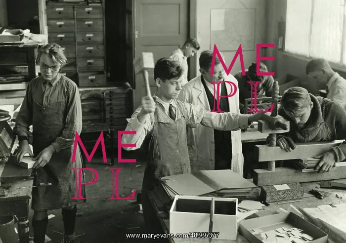 : Unemployed young people in a bookbinder workshop in Berlin : Unemployed young people in a bookbinder workshop in Berlin