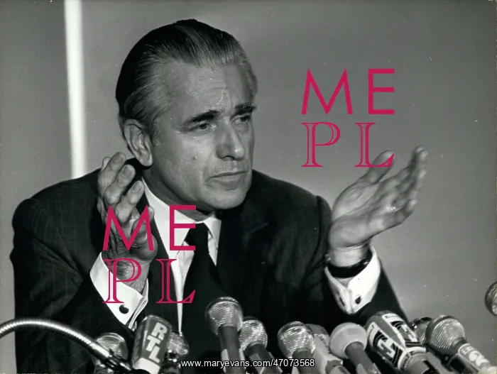 : Unidentified man with microphones : Unidentified man with microphones