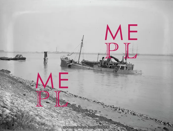 : Unidentified Shipping Accident on River Thames at Erith : Unidentified Shipping Accident on River Thames at Erith