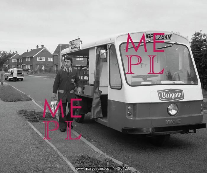 : Unigate milkman making a delivery : Unigate milkman making a delivery