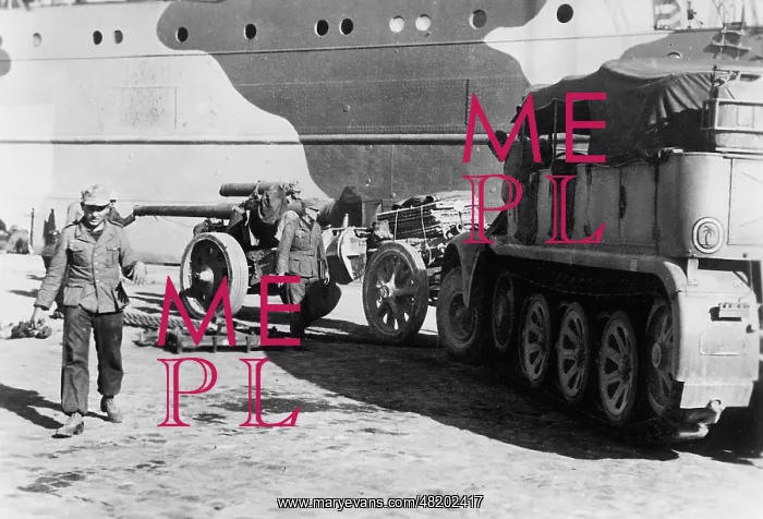 : Unloading artillery in Tunis, 1942 : Unloading artillery in Tunis, 1942