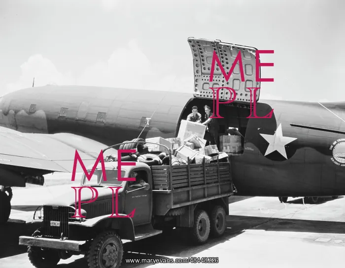  : Unloading cargo from a U.S. Army Air Transport