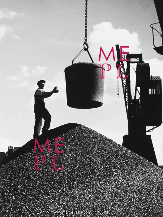 : UNLOADING COAL 1930S : UNLOADING COAL 1930S