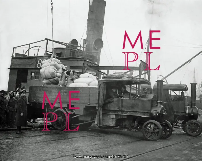 : Unloading flour from a ship for the Western Front, WW1 : Unloading flour from a ship for the Western Front, WW1