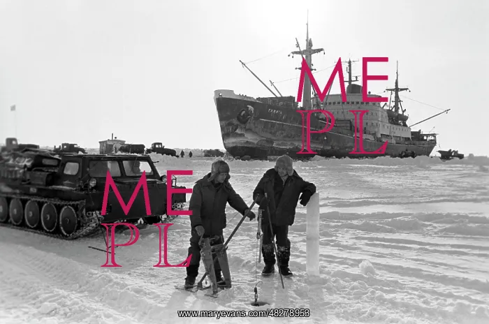 : Unloading of Gizhina motor ship, 1979 : Unloading of Gizhina motor ship, 1979