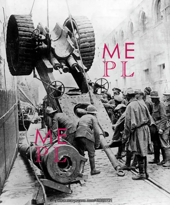 : Unloading a heavy artillery piece, 1916 : Unloading a heavy artillery piece, 1916