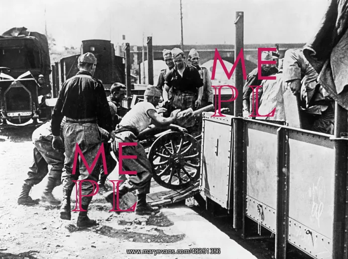 : Unloading of Italian mountain cavalry, 1935 : Unloading of Italian mountain cavalry, 1935