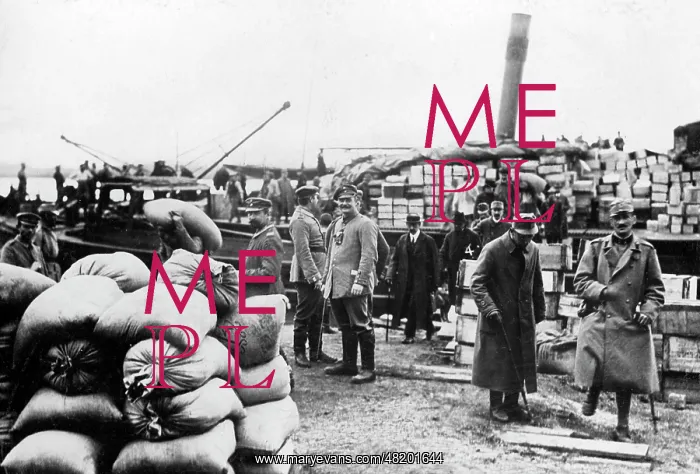 : Unloading ships in Serbia, 1915 : Unloading ships in Serbia, 1915