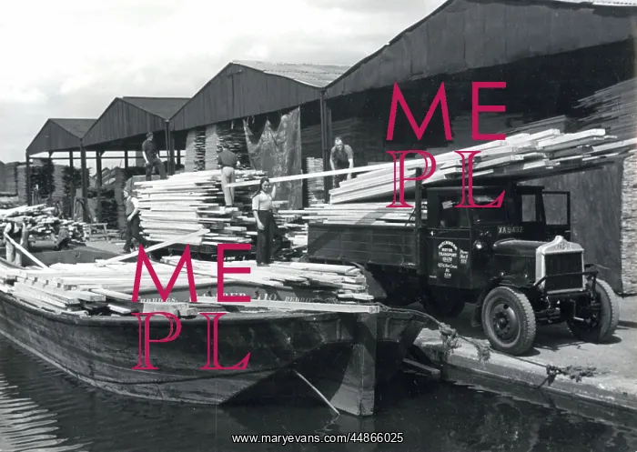: UNLOADING TIMBER 1930S : UNLOADING TIMBER 1930S