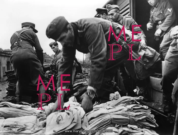 : Unloading of winter clothes in Lorraine, 1944 : Unloading of winter clothes in Lorraine, 1944
