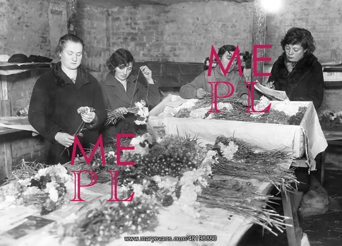 : Unskilled women while sorting flowers, 1929 : Unskilled women while sorting flowers, 1929