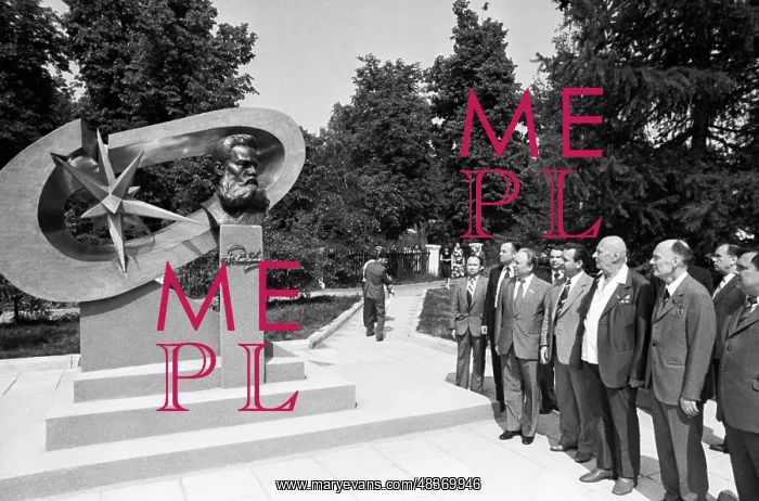 : Unveiling of memorial sculpture : Unveiling of memorial sculpture
