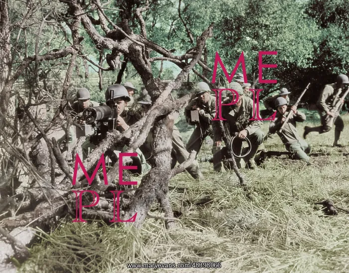 : U.S. Army machine gun crew protecting advancing : U.S. Army machine gun crew protecting advancing