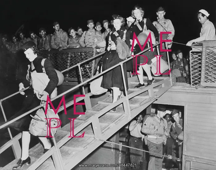  : U.S. Army nurses on the gangplank of a troop