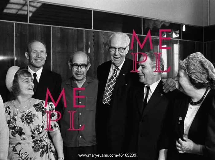 : U.S. citizen Barl Bramhall receives Soviet Award : U.S. citizen Barl Bramhall receives Soviet Award