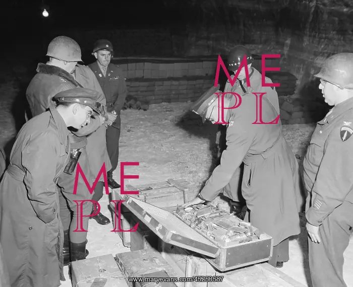 : U.S. commanders examine a suitcase of silverware : U.S. commanders examine a suitcase of silverware