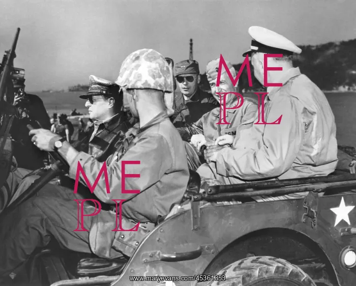 : U.S. Commanders, Gen. Douglas MacArthur and Marine : U.S. Commanders, Gen. Douglas MacArthur and Marine