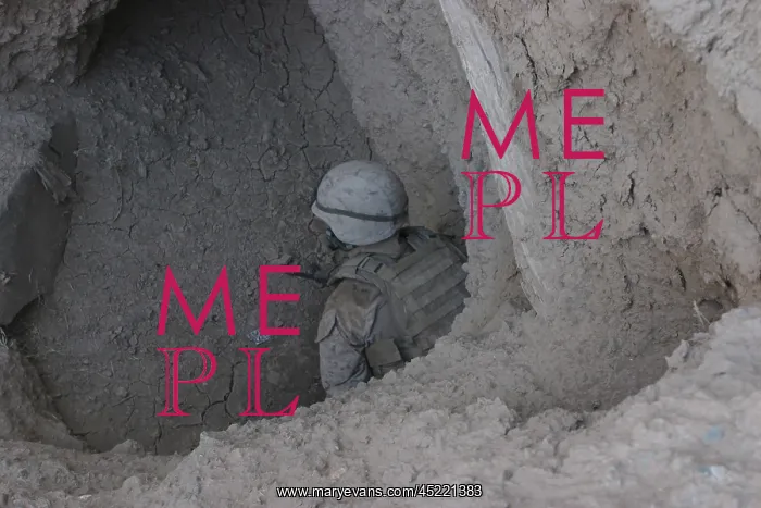 : U.S. Marine in a suspected enemy passageway ? : U.S. Marine in a suspected enemy passageway ?