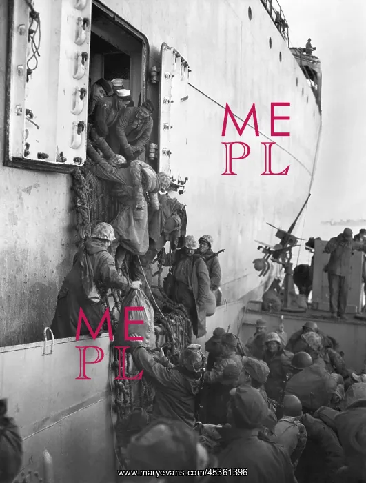 : U.S. Marines board a ship for evacuation from Hungnam : U.S. Marines board a ship for evacuation from Hungnam