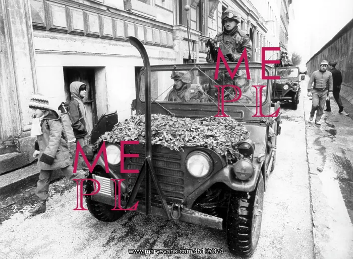 : U.S. military patrol at the Berlin Wall : U.S. military patrol at the Berlin Wall