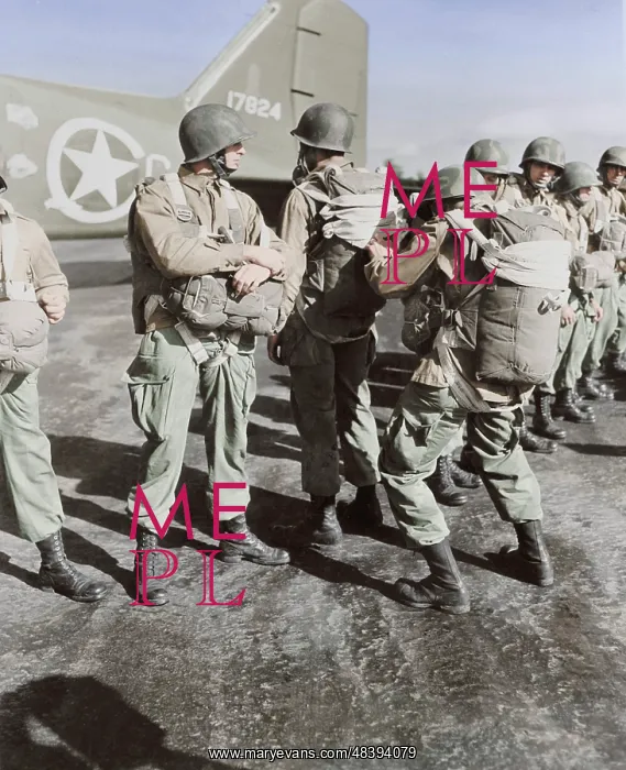 : U.S. paratroopers inspecting each others : U.S. paratroopers inspecting each others